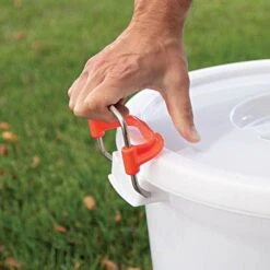 17 Gallon Heavy Duty Storage Bin With Lid And Locking Handles -Gardeners Edge Sales 17tkttsge locking 2