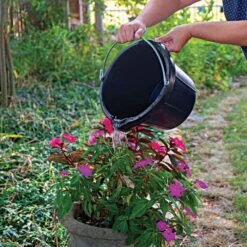 10 Quart Round Rubber Bucket -Gardeners Edge Sales br10tsge live flowers