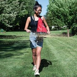 Earthway Hand Crank Spreader With 20lb Nylon Bag Hopper -Gardeners Edge Sales e27 inuse vert