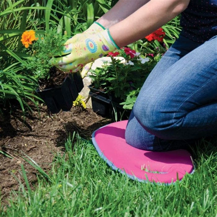 Front Page 32 Front Page -Gardeners Edge Sales kneelo 6p 4